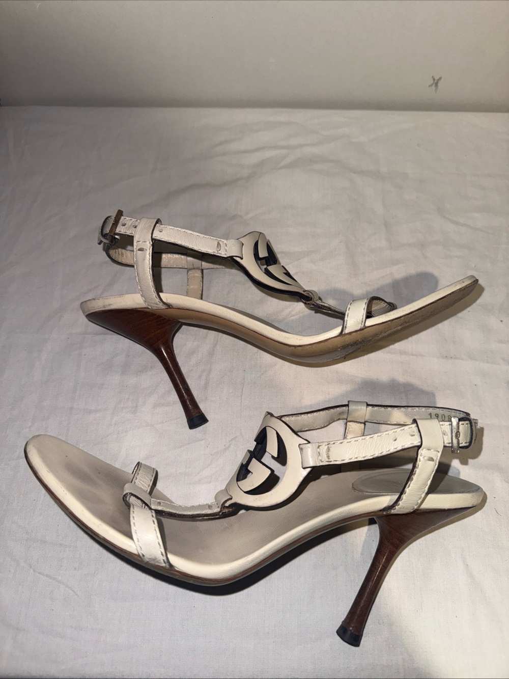 Gucci Cream White Interlocking G T-Strap Sandals - Picture 5 of 9